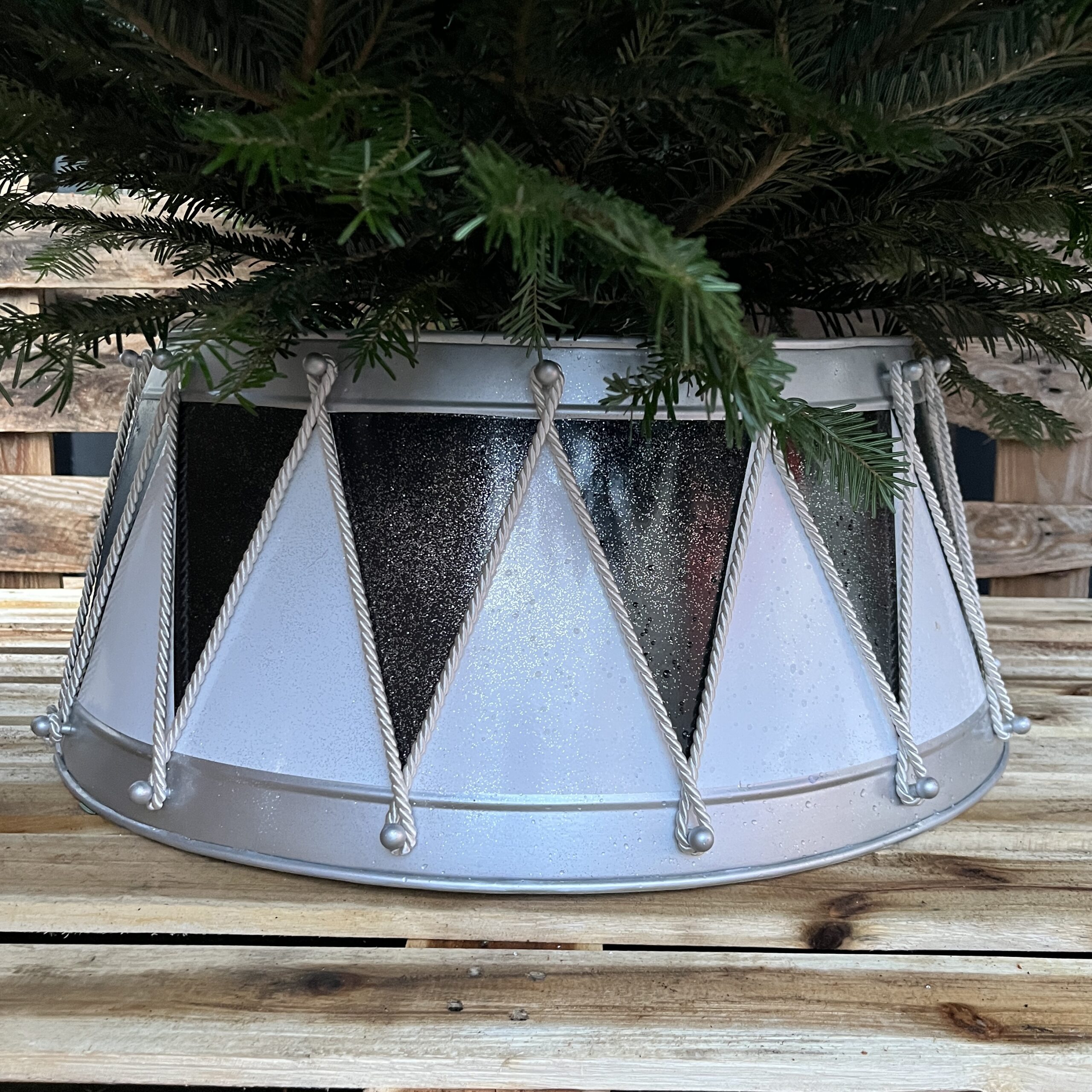 Eksklusiv Skjuler til Juletræsfod – Julesort og Sølv